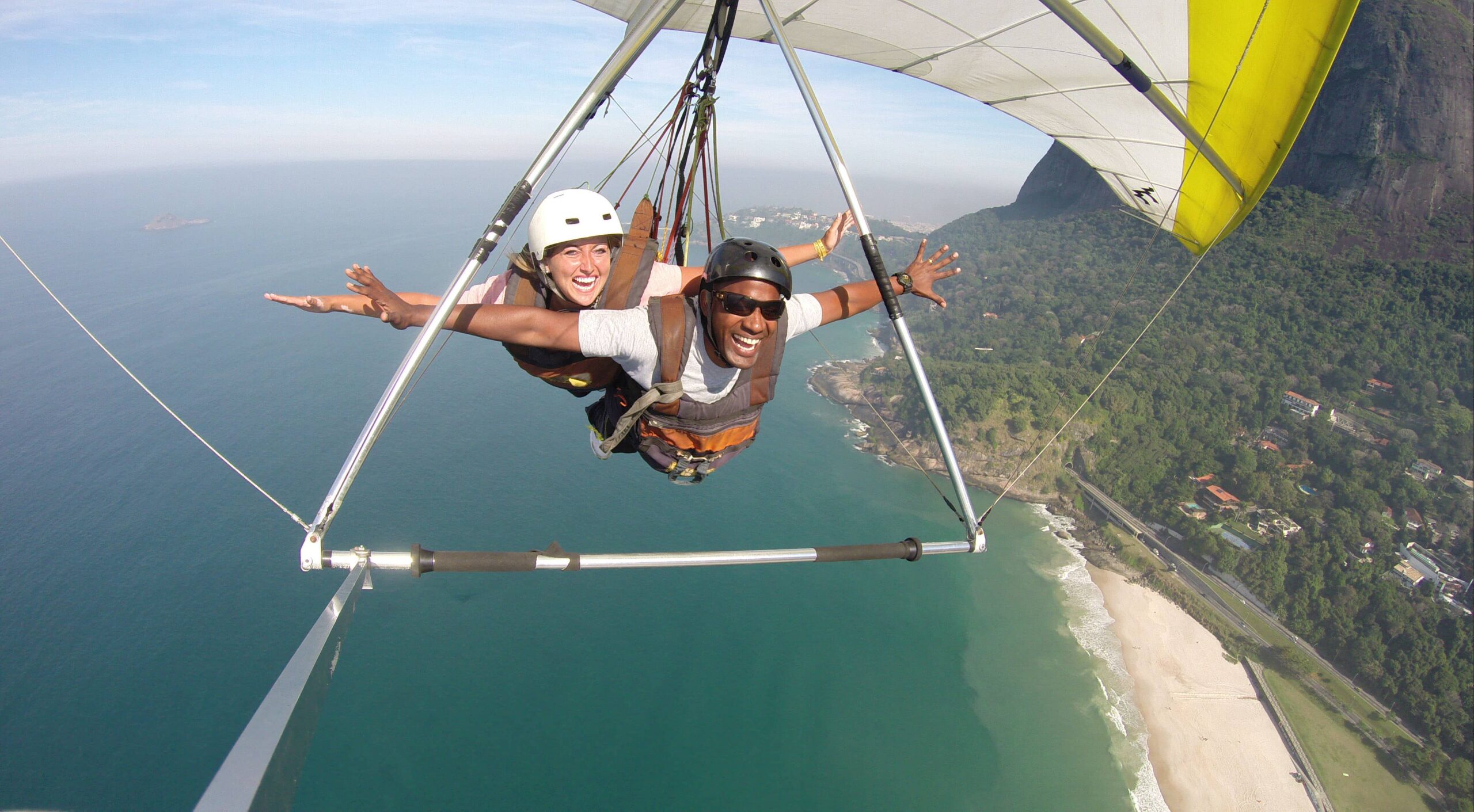 Hang_Glider_flight_in_Rio-scaled.jpg
