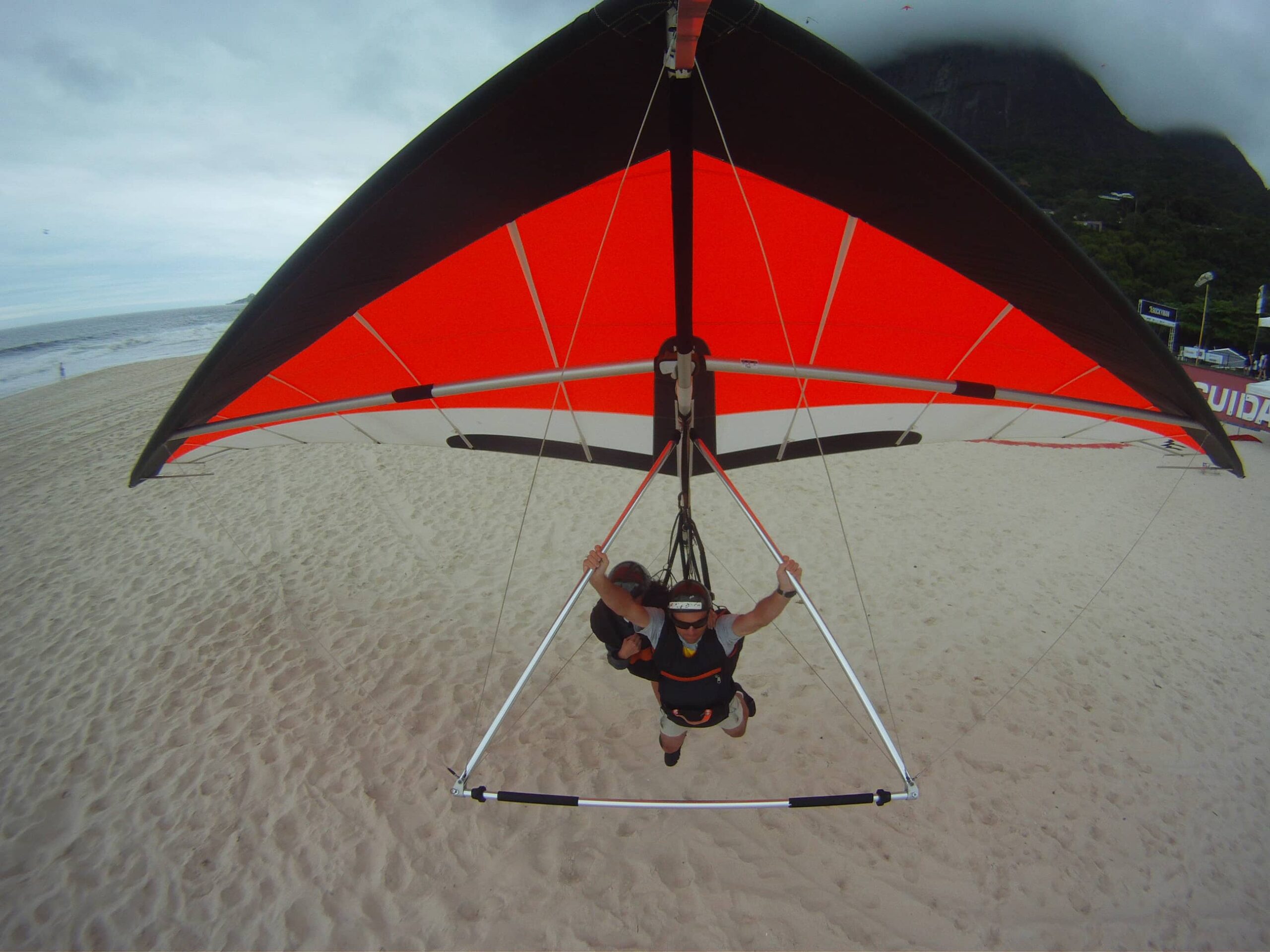 Hang_Glider_landing_on_So_Conrado_Beach_Rio_de_Janeiro-scaled.jpg